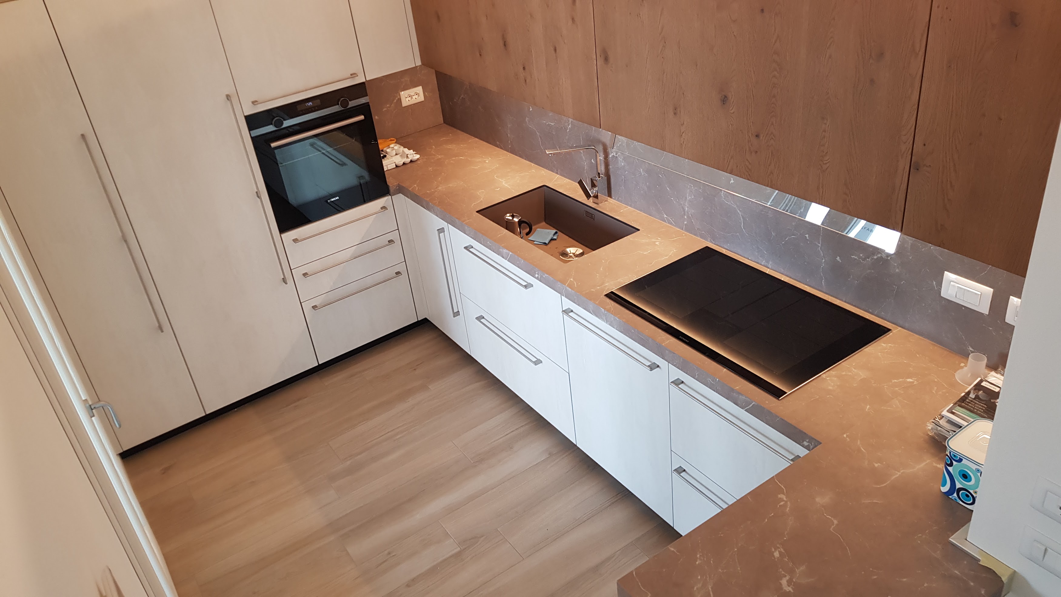 Cucina bianca vista dall'alto