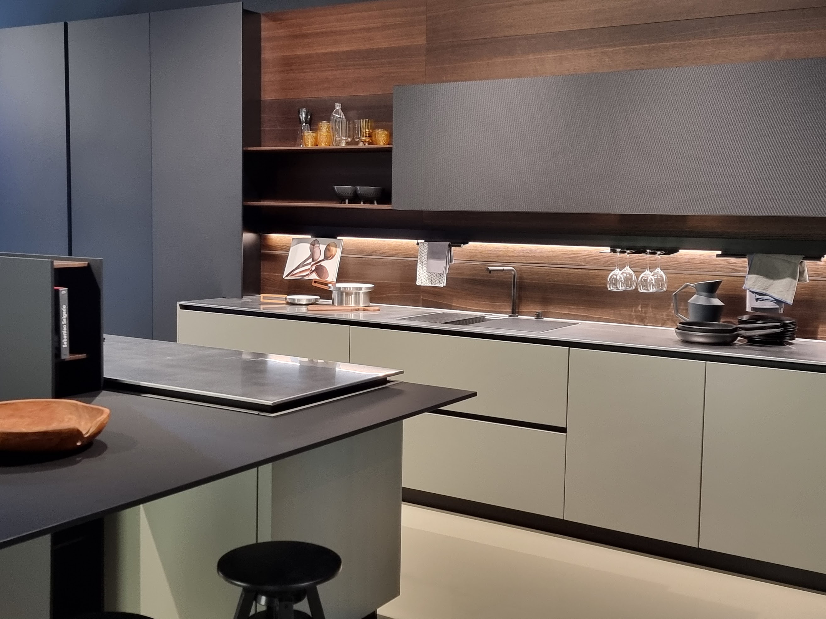 Cucina verde nera con legno parete